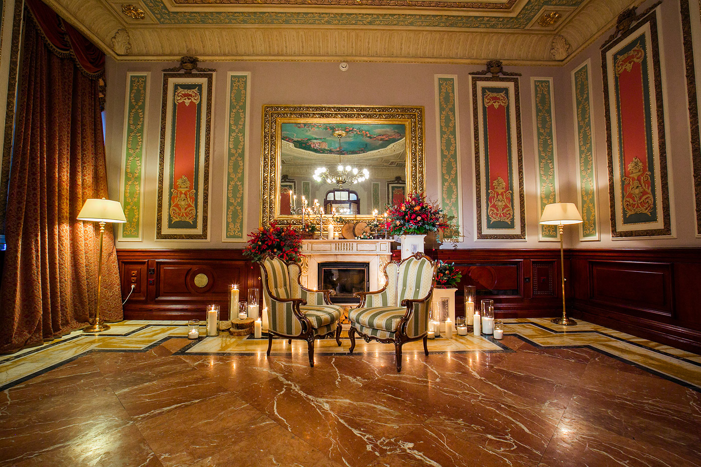 Каминный зал Savoy с историческим камином и креслами